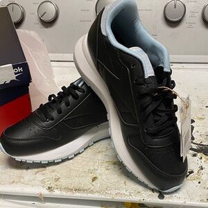 Reebok Youth 6/Women 8 Black and White Sneakers